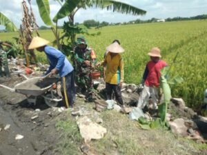 Cegah Longsor, Babinsa Bangun Talud