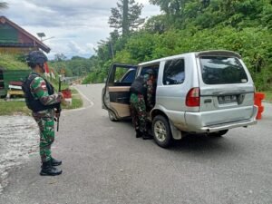 Cegah Peredaran Barang Ilegal, Satgas Yonif 122/TS Gelar Pemeriksaan di Perbatasan Indonesia – Papua Nugini