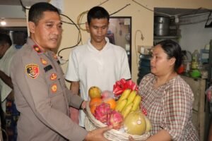 Kepedulian Polri, Polres Jakbar dan Polsek Kebon Jeruk Beri Tali Asih Untuk Korban Pembegalan Casis Bintara Polri