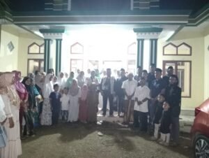 Kepala Pekon Pandansari Selatan dan Tokoh Masyarakat Dampingi Calon Jemaah Haji Berangkat