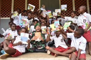 Satgas Yonif 125/Smb Gelar Perpustakaan Keliling Bersama Dinperpuspan Mappi, Tingkatkan Minat Membaca Anak