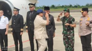 Pangdam I/BB Dampingi Menhan Prabowo Subianto Serahkan Bantuan Korban Bencana Sumbar