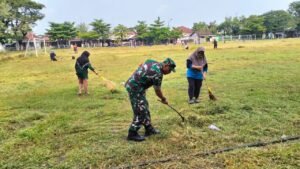 Tingkatkan Prestasi Olah Raga, Babinsa Gotong Royong Bersihkan Lapangan Bola