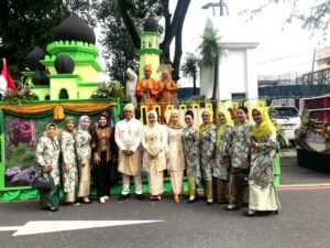 Promosikan Wisata Dan Budaya, Pj. Bupati Langkat Ikut Serta Dalam Parade Mobil Hias Di Kota Solo