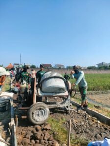 Percepat Progress pekerjaan, Mesin Molen setia nemani anggota Satgas TMMD dan warga desa Wirun