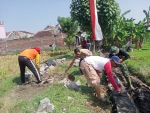 Disela Bangun Talud, Satgas TMMD ke 120 Manfaatkan Waktu Istirahat Berbincang Santai Dengan Warga
