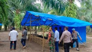 Aparat Gabungan Polsek Tegineneng Polres Pesawaran Bongkar Arena Judi Sabung Ayam