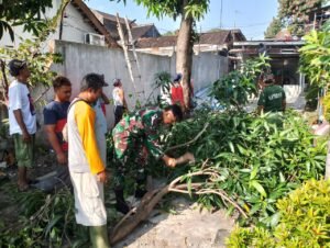 Minggu Bersih, Babinsa Serengan Pelopori Warganya Gotong Royong Bersihkan Lingkungan
