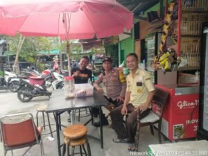 Bhabinkamtibmas Kelurahan Galur AIPTU. Baktiar Emri Sambangi Pasar Tradisional di Wilayah Binaannya.