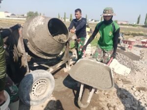 Sasaran Fisik Terus dikebut, Perwira Pelaksana TMMD Kapten Inf Kurniawan tetap intensif kontrol kualitas pekerjaan