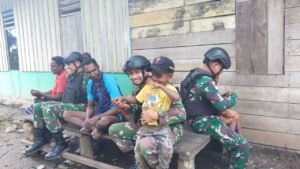 Satgas Yonif 125/SMB Jalin Kemanunggalan TNI Dengan Rakyat