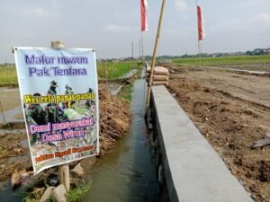 “Matur Nuhun Pak Tentara” Poktan Ngudi Santosa Pasang Banner Ucapan Terimakasih Untuk Satgas TMMD