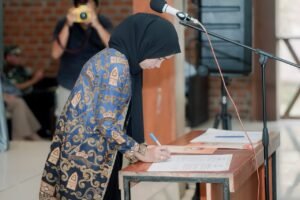 BUPATI AGUS ISTIQLAL Menghimbau Kepada Anggota PPS Yang Telah Di Lantik Agar Menjalan Tugas Dengan Baik