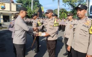 Kapolres Kediri Kota Serahkan Alkom HP Lek 11 Motorola: Langkah Maju dalam Pelayanan Kepolisian