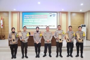 Wakapolres Kediri Pimpin Pendistribusian Alat Komunikasi Penunjang Pelaksanaan Tugas Bhabinkamtibmas