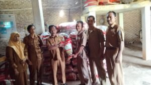 Pembagian Bibit Padi Tahap Pertama di Pekon Totokarto