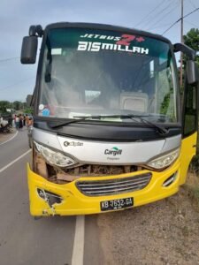 Laka Lantas, Pengendara Motor Tewas Di Tempat Akibat Bertabrakan Dengan Bus Sekolah