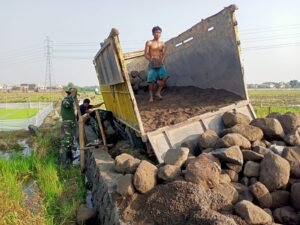 Truk TNI Pengangkut Material Terperosok, Satgas TMMD Dan Warga Bantu Evakuasi