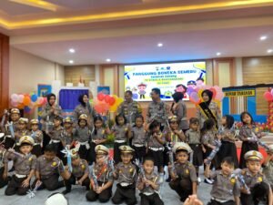 Unik, Polres Kediri Edukasi Tertib Berlalu Lintas Pada Anak Lewat Panggung Boneka Semeru