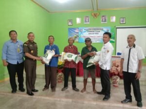 Pembangunan Rabat Beton dan Pembagian Beras di Pekon Enggalrejo