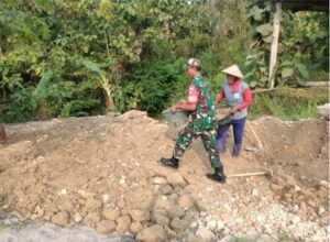 Dukung UMKM, Babinsa Bantu Bangun Warung Milik Warga