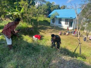 Pos Nilulat Satgas Yonkav 6/Naga Karimata Laksanakan Gotong Royong Bersihkan Kantor Desa