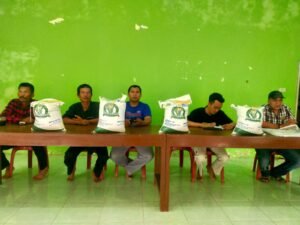 Pembagian Bantuan Pangan di Pekon Neglasari