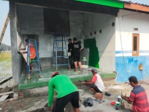 Poskamling Di Desa Wirun Mulai Dicat Satgas TMMD Ke 120 Dengan Warga Hijau