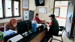 Babinsa Kratonan Koordinasi Dengan Lurah, Bahas Deteksi dan Cegah Dini Situasi Wilayah