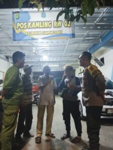 Bhabinkamtibmas Kelurahan Kampung Rawa Melakukan kegiatan Cooling System di Pos RW 02