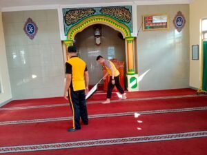 Bakti Religi, Polisi Di Purwakarta Gotongroyong Bersihkan Masjid