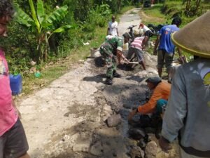 Gotong Royong Bersama Warga Perbaiki Jalan