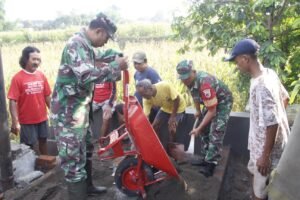 Bersama Tiga Pilar, Babinsa Koramil 0808/20 Sananwetan Gelar Karya Bhakti
