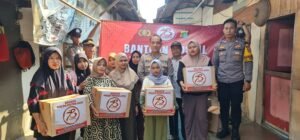 Sambut Hari Bhayangkara ke-78, Polsek Kembangan Bagikan 100 Paket Sembako di Kp. Sawah Balong Kepedulian Polsek Kembangan di Hari Bhayangkara ke-78: Door to Door Bagikan Sembako