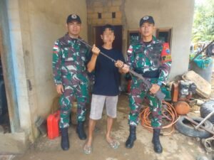 Satgas Yonkav 12/BC Terima Penyerahan Senjata Dari Warga