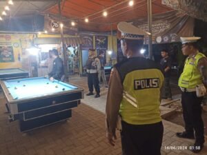 Patroli Malam Hingga Menjelang Subuh, Polsek Mojoroto Gelar KRYD Kapolsek : Datangi Warung Yang Digunakan Pesta Miras