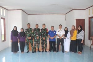 Dokter Satgas Yonkav 12/BC Berikan Pelayanan Posyandu dan Pengobatan Lansia Gratis