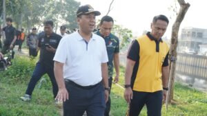 Bakti Sosial HUT Bhayangkara ke-78: Polres Jakbar dan Forkopimko serta Elemen Masyarakat Bersihkan Kali Mookervart, Tanam Pohon Hingga Bagi SembakoKompak Sambut HUT Bhayangkara ke-78, Polres Metro Jakbar dan Forkopimko Gelar Aksi Sosial