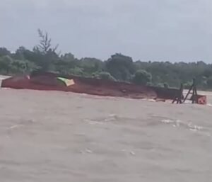 Tongkang Bermuatan Tanah LateritTerdampar Di Pesisir Laut Kendawangan.