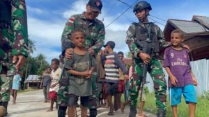 Keakraban Satgas Yonif 125/SMB Bermain Bersama Anak Anak Distrik Assue