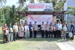 Dalam Rangka HUT Bhayangkara Ke-78, Polres Pesisir Barat Bagikan Bibit Dan Benih Ikan.