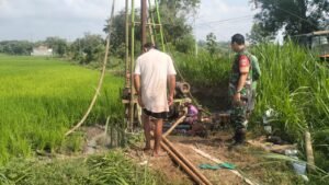 Babinsa Sambi Pantau Pembuatan Sumur