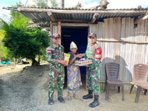 Pos Manusasi Satgas Yonkav 6/Naga Karimata Berbagi Sembako Untuk Masyarakat Perbatasan