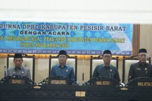 Wakil Bupati Pesibar Hadir Rapat Paripurna DPRD Dengan Agenda Penyampaian Nota Keuangan KUA-PPAS APBD Tahun 2025