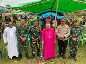 Kebersamaan Dalam Harmoni, Satgas Yonif 125/SMB Sambut Uskup Di Jagebob