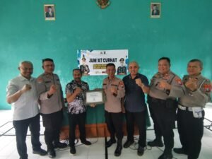 Polsek Pesantren Polres Kediri Kota Polda Jatim Menggelar Acara Bertajuk “ JUMAT CURHAT “, di Balai Kelurahan Ngletih