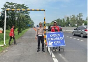 Polres Purwakarta Lakukan Patroli Scrapping Filling Overlay di Ruas Tol Cipularang