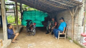 Babinsa Kroyo Minta Warga Cegah Demam Berdarah dengan Membersihkan Lingkungan