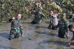Kembali Bersinergi, Kodim 0726/Sukoharjo Karya Bakti TNI-Polri Bersihkan Sungai Grajegan
