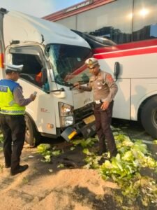 Sigap, Polres Purwakarta Evakuasi Korban Kecelakaan Beruntun Di Tol Cipularang